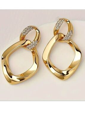 NWT Drop and Dangle Earrings With Rhinestones.